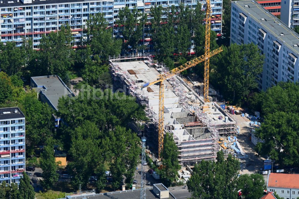 Luftbild Berlin - Baustelle einer Wohnanlage mit integrierten Nahversorgungszentrum ALDI - Nord im Ortsteil Friedrichsfelde in Berlin, Deutschland