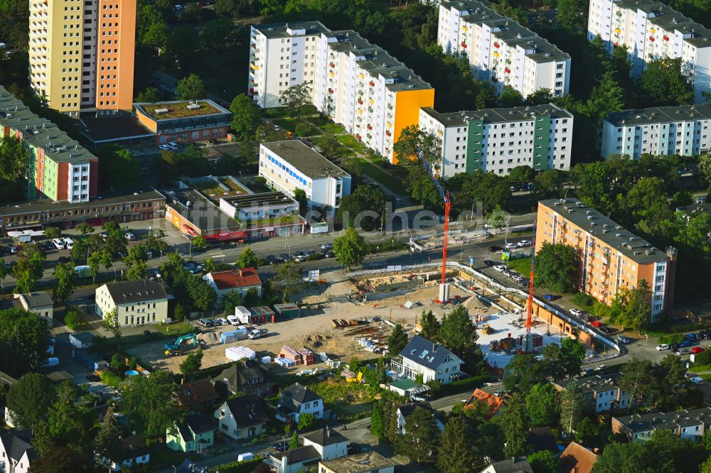 Berlin aus der Vogelperspektive: Baustelle einer Wohnanlage mit integrierten Nahversorgungszentrum im Ortsteil Staaken in Berlin, Deutschland