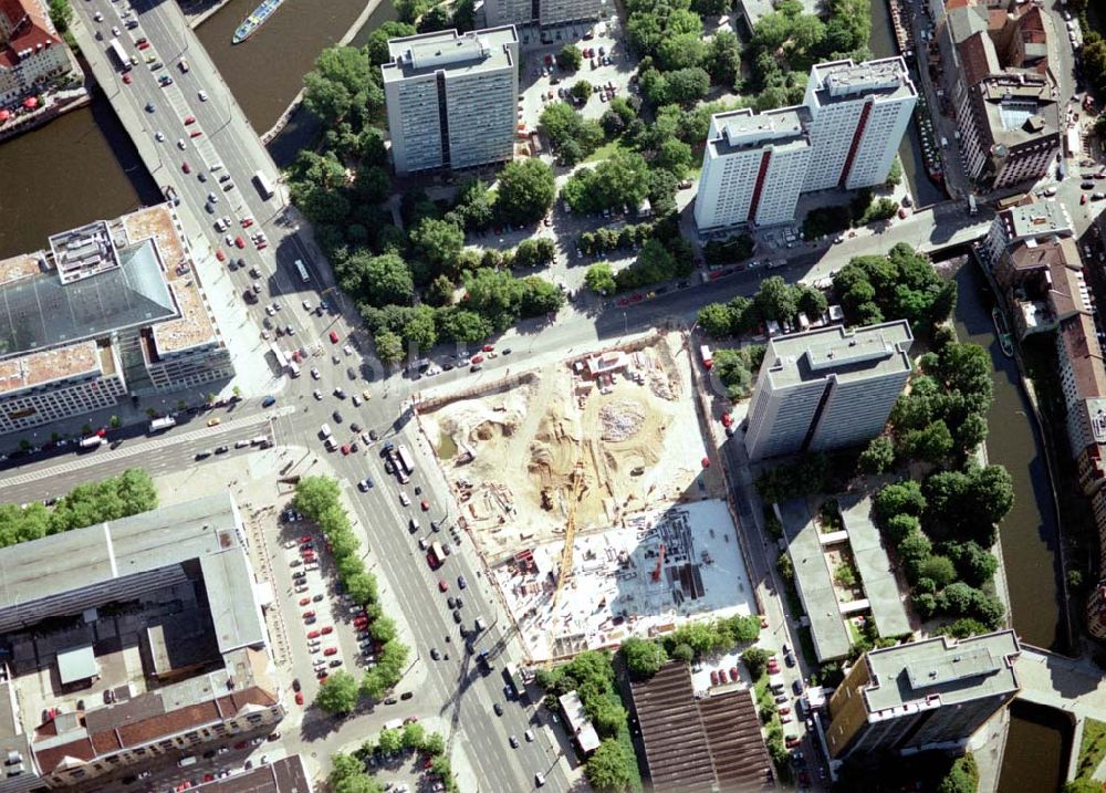 Luftaufnahme Berlin - Baustelle im Wohngebiet an der Fischerinsel auf dem Gelände des abgerissenen Ahornblattes in Berlin - Mitte.