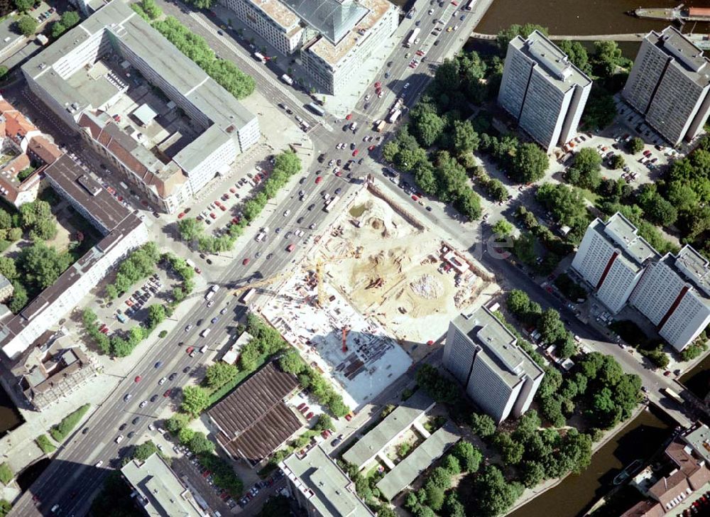 Berlin von oben - Baustelle im Wohngebiet an der Fischerinsel auf dem Gelände des abgerissenen Ahornblattes in Berlin - Mitte.