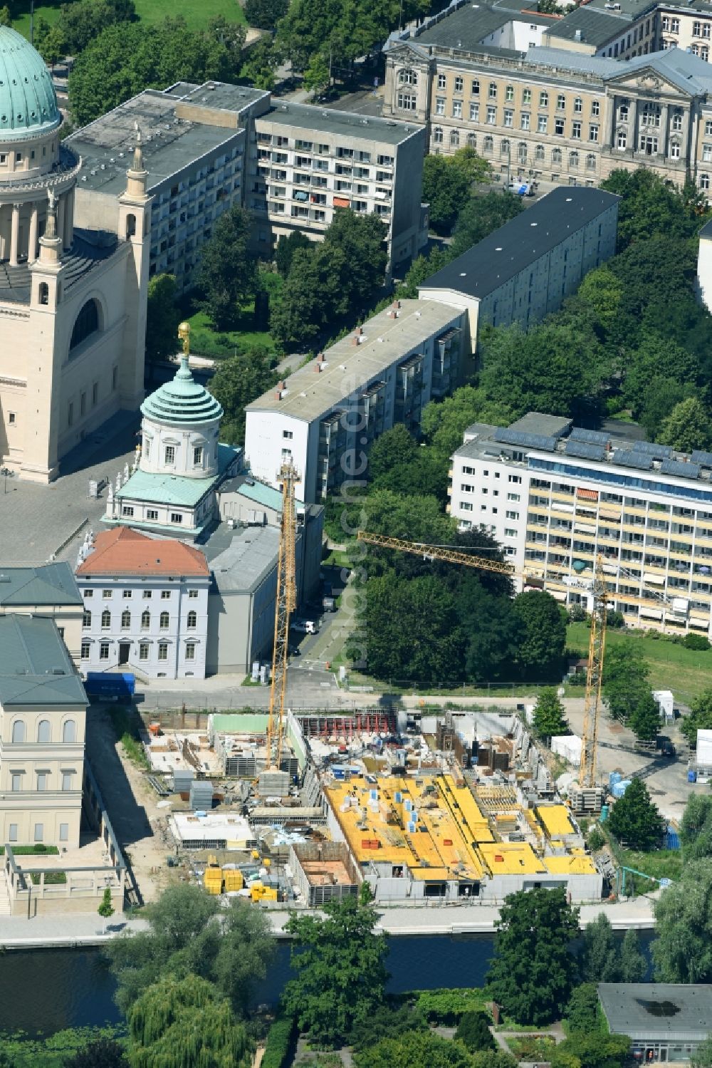 Potsdam von oben - Baustelle Wohngebiet einer Mehrfamilienhaussiedlung Am Alten Markt am Ufer des Kanales Alte Fahrt im Ortsteil Innenstadt in Potsdam im Bundesland Brandenburg, Deutschland