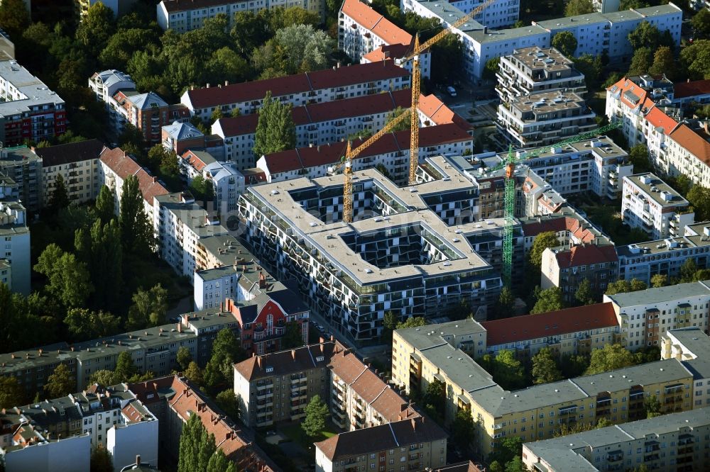 Luftaufnahme Berlin - Baustelle Wohngebiet einer Mehrfamilienhaussiedlung Harzer Straße - Bouchestraße - Mengerzeile im Ortsteil Neukölln in Berlin, Deutschland