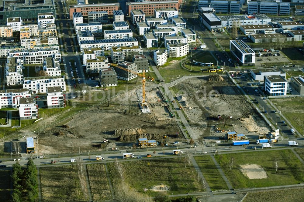 Berlin aus der Vogelperspektive: Baustelle Wohngebiet einer Mehrfamilienhaussiedlung an der Hermann-Dorner-Allee - Alexander-von-Humboldt-Weg - Karl-Ziegler-Straße im Ortsteil Adlershof in Berlin, Deutschland