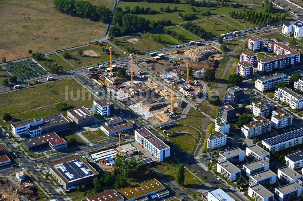 Berlin aus der Vogelperspektive: Baustelle Wohngebiet einer Mehrfamilienhaussiedlung an der Hermann-Dorner-Allee - Alexander-von-Humboldt-Weg - Karl-Ziegler-Straße im Ortsteil Adlershof in Berlin, Deutschland