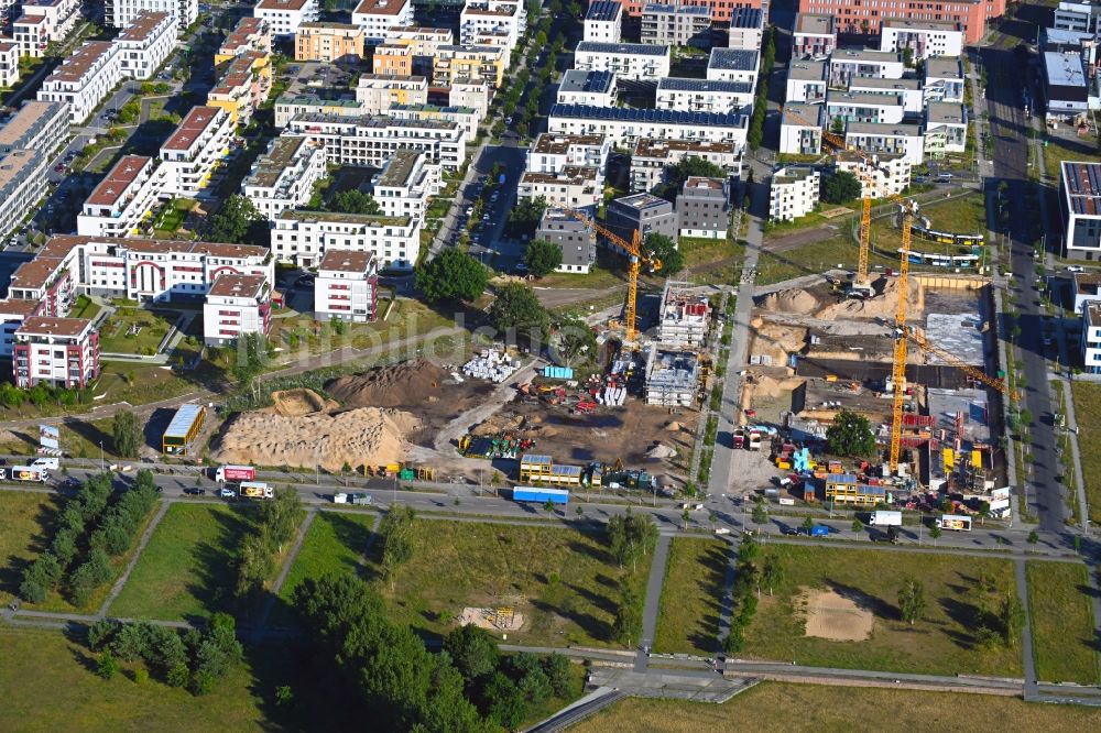 Luftaufnahme Berlin - Baustelle Wohngebiet einer Mehrfamilienhaussiedlung an der Hermann-Dorner-Allee - Alexander-von-Humboldt-Weg - Karl-Ziegler-Straße im Ortsteil Adlershof in Berlin, Deutschland