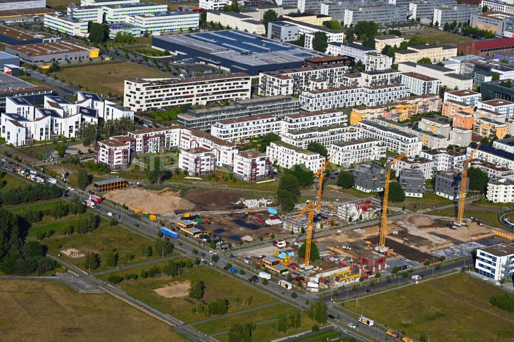 Berlin aus der Vogelperspektive: Baustelle Wohngebiet einer Mehrfamilienhaussiedlung an der Hermann-Dorner-Allee - Alexander-von-Humboldt-Weg - Karl-Ziegler-Straße im Ortsteil Adlershof in Berlin, Deutschland