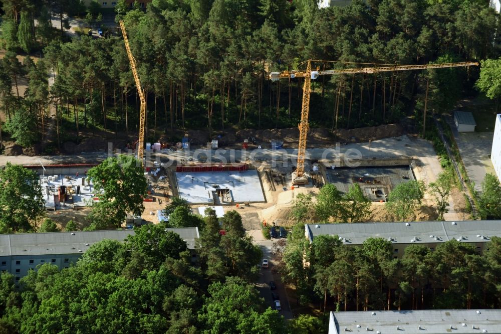 Potsdam aus der Vogelperspektive: Baustelle im Wohngebiet einer Mehrfamilienhaussiedlung Am Moosfenn im Ortsteil Waldstadt in Potsdam im Bundesland Brandenburg, Deutschland