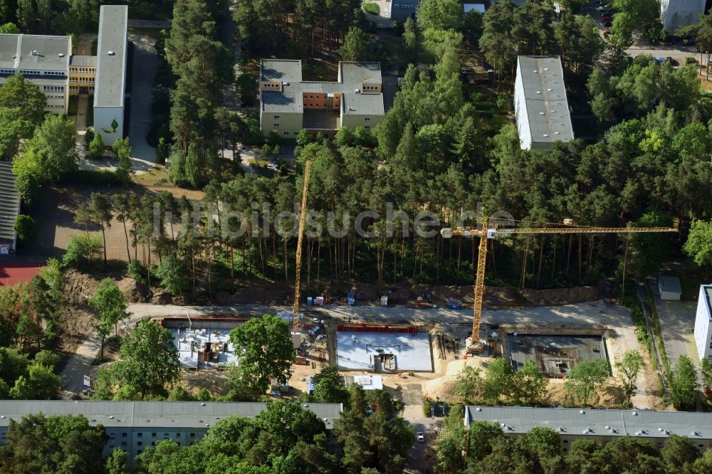 Luftaufnahme Potsdam - Baustelle im Wohngebiet einer Mehrfamilienhaussiedlung Am Moosfenn im Ortsteil Waldstadt in Potsdam im Bundesland Brandenburg, Deutschland