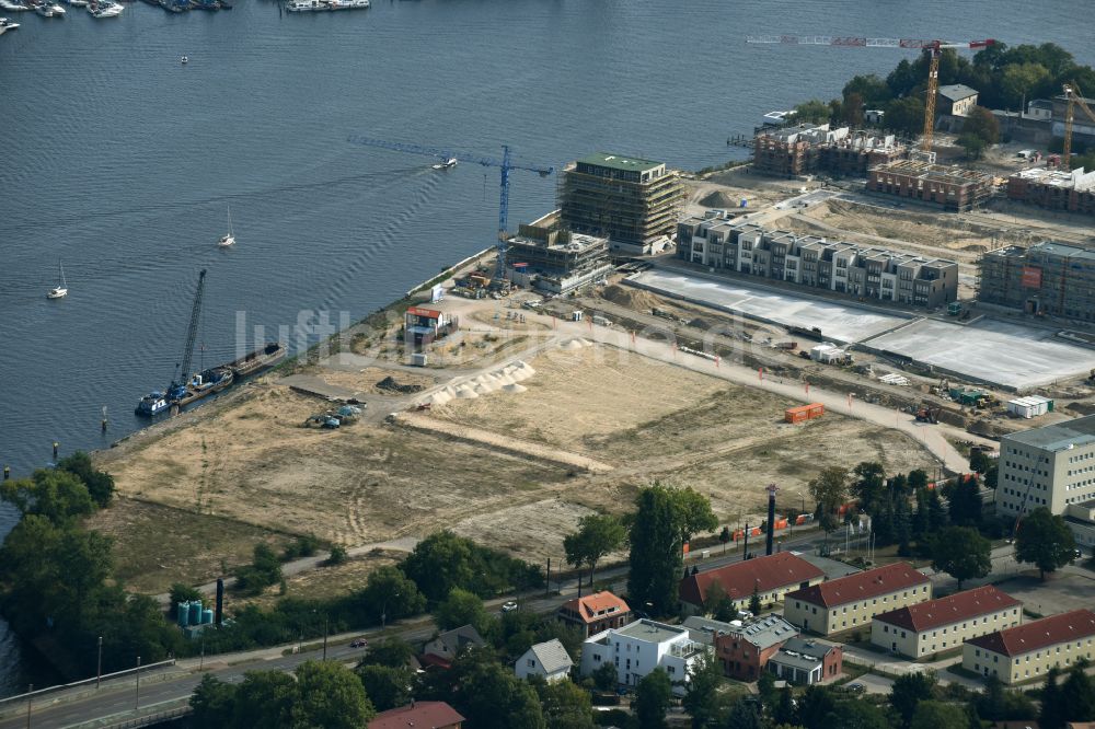 Luftbild Berlin - Baustelle Wohngebiet einer Mehrfamilienhaussiedlung NeueWasserliebe - 52 Grad Nord Wohnen am Wasser in Berlin-Grünau in Berlin, Deutschland