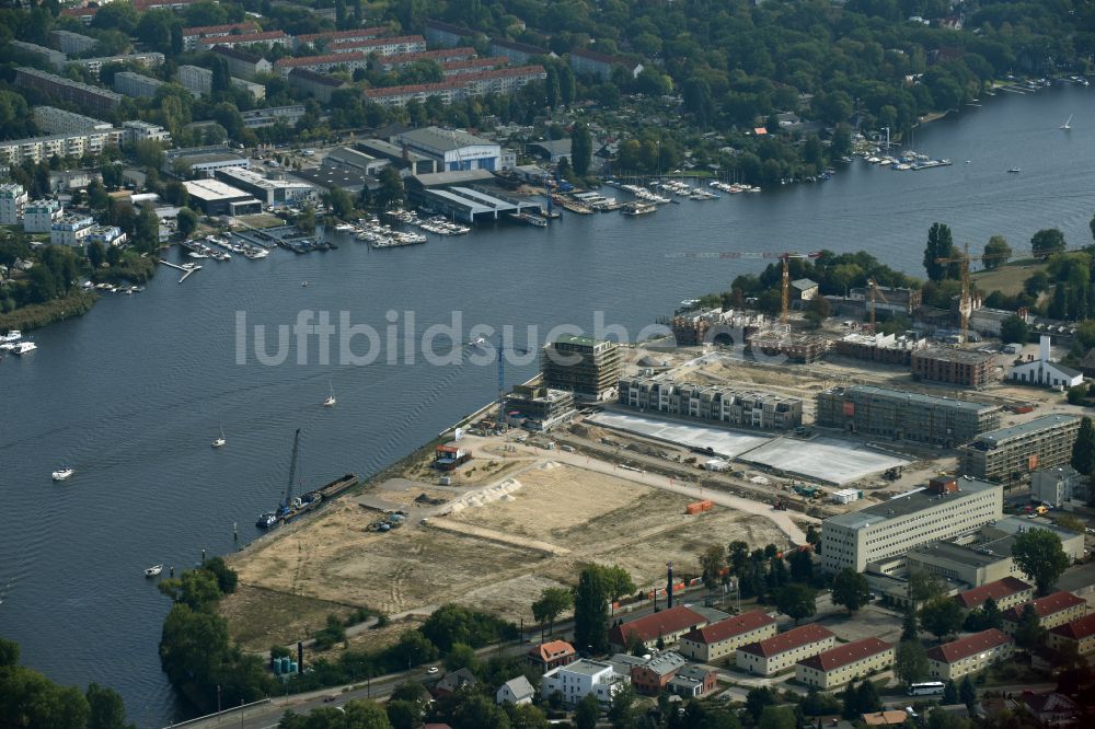 Luftaufnahme Berlin - Baustelle Wohngebiet einer Mehrfamilienhaussiedlung NeueWasserliebe - 52 Grad Nord Wohnen am Wasser in Berlin-Grünau in Berlin, Deutschland