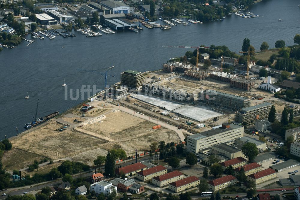 Berlin von oben - Baustelle Wohngebiet einer Mehrfamilienhaussiedlung NeueWasserliebe - 52 Grad Nord Wohnen am Wasser in Berlin-Grünau in Berlin, Deutschland