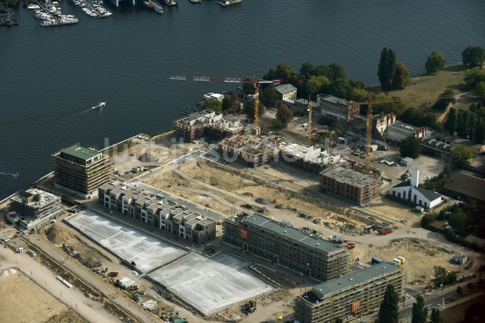 Berlin aus der Vogelperspektive: Baustelle Wohngebiet einer Mehrfamilienhaussiedlung NeueWasserliebe - 52 Grad Nord Wohnen am Wasser in Berlin-Grünau in Berlin, Deutschland