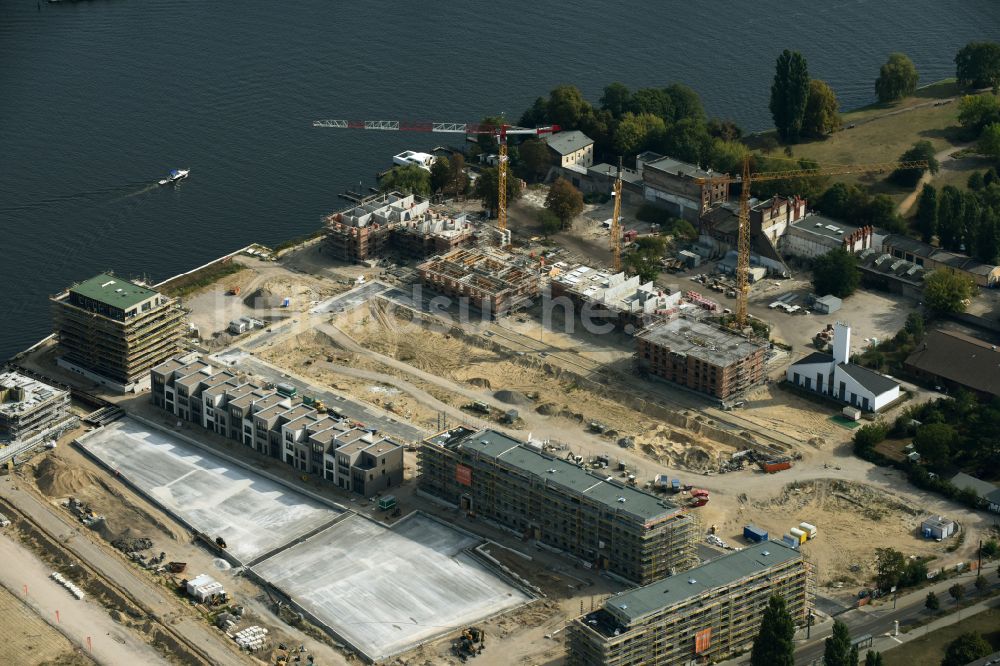 Luftbild Berlin - Baustelle Wohngebiet einer Mehrfamilienhaussiedlung NeueWasserliebe - 52 Grad Nord Wohnen am Wasser in Berlin-Grünau in Berlin, Deutschland