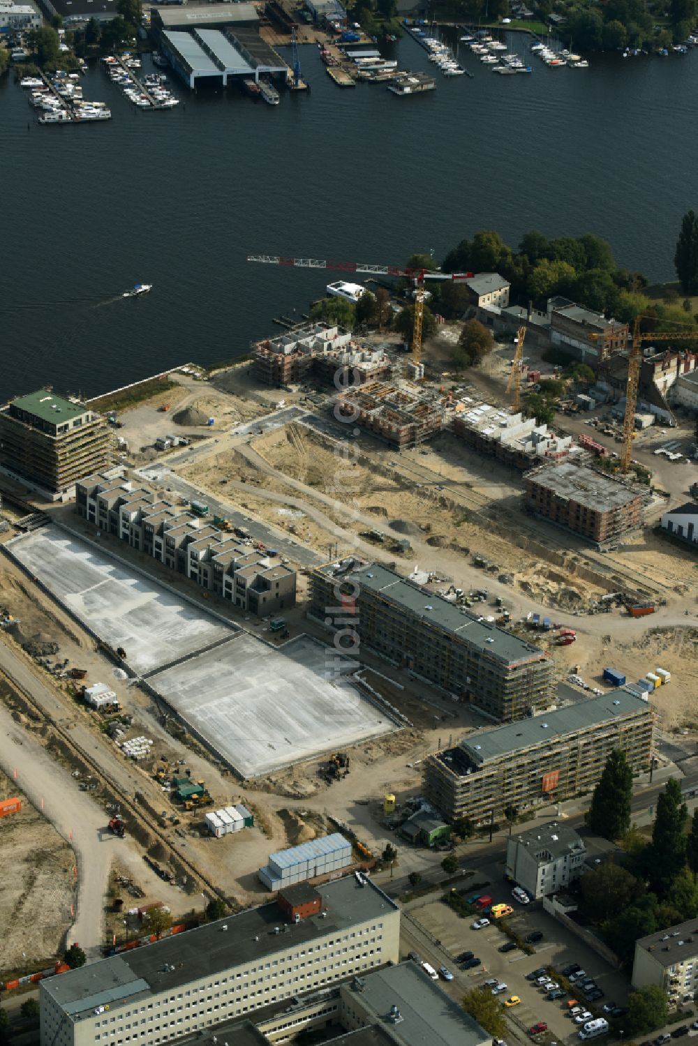 Luftaufnahme Berlin - Baustelle Wohngebiet einer Mehrfamilienhaussiedlung NeueWasserliebe - 52 Grad Nord Wohnen am Wasser in Berlin-Grünau in Berlin, Deutschland