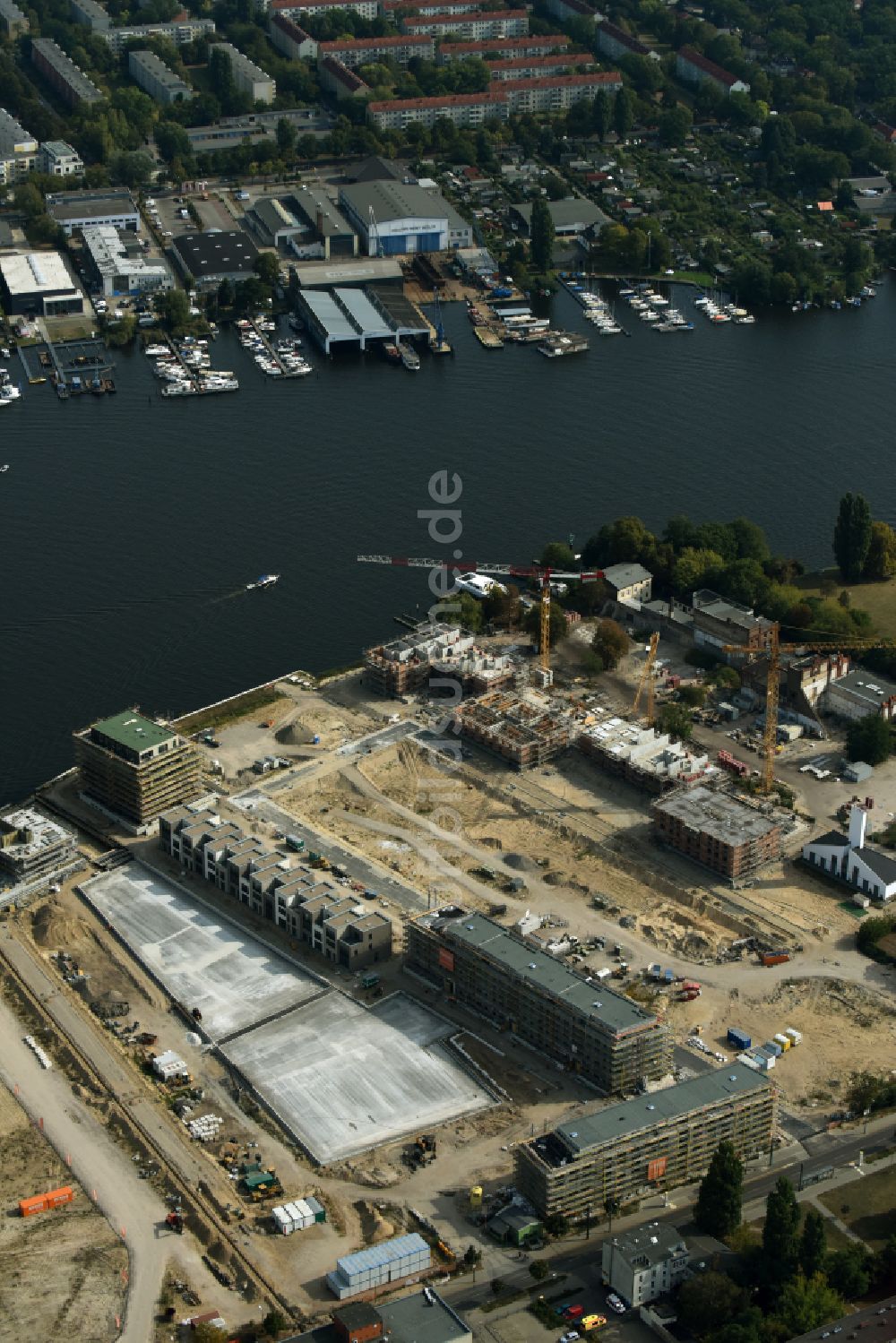 Berlin von oben - Baustelle Wohngebiet einer Mehrfamilienhaussiedlung NeueWasserliebe - 52 Grad Nord Wohnen am Wasser in Berlin-Grünau in Berlin, Deutschland