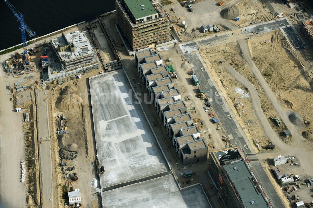 Berlin aus der Vogelperspektive: Baustelle Wohngebiet einer Mehrfamilienhaussiedlung NeueWasserliebe - 52 Grad Nord Wohnen am Wasser in Berlin-Grünau in Berlin, Deutschland