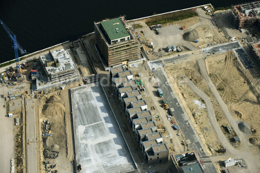 Luftbild Berlin - Baustelle Wohngebiet einer Mehrfamilienhaussiedlung NeueWasserliebe - 52 Grad Nord Wohnen am Wasser in Berlin-Grünau in Berlin, Deutschland