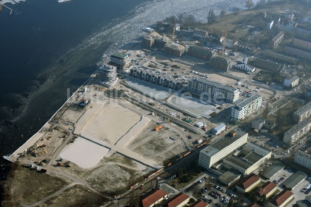 Luftbild Berlin - Baustelle Wohngebiet einer Mehrfamilienhaussiedlung NeueWasserliebe - 52 Grad Nord Wohnen am Wasser in Berlin-Grünau in Berlin, Deutschland