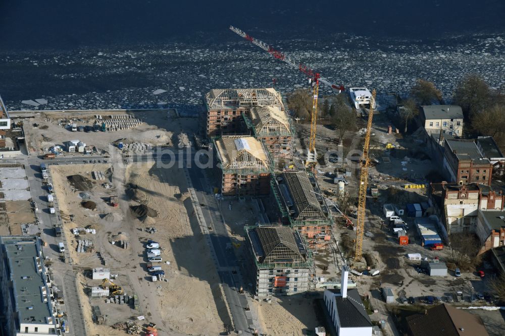 Luftaufnahme Berlin - Baustelle Wohngebiet einer Mehrfamilienhaussiedlung NeueWasserliebe - 52 Grad Nord Wohnen am Wasser in Berlin-Grünau in Berlin, Deutschland