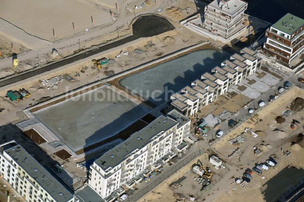 Luftaufnahme Berlin - Baustelle Wohngebiet einer Mehrfamilienhaussiedlung NeueWasserliebe - 52 Grad Nord Wohnen am Wasser in Berlin-Grünau in Berlin, Deutschland