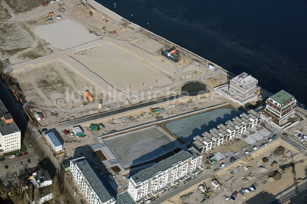 Berlin von oben - Baustelle Wohngebiet einer Mehrfamilienhaussiedlung NeueWasserliebe - 52 Grad Nord Wohnen am Wasser in Berlin-Grünau in Berlin, Deutschland