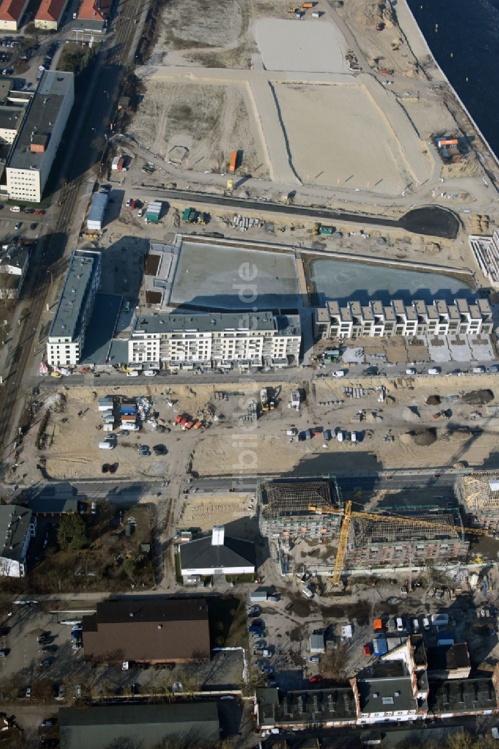 Berlin aus der Vogelperspektive: Baustelle Wohngebiet einer Mehrfamilienhaussiedlung NeueWasserliebe - 52 Grad Nord Wohnen am Wasser in Berlin-Grünau in Berlin, Deutschland