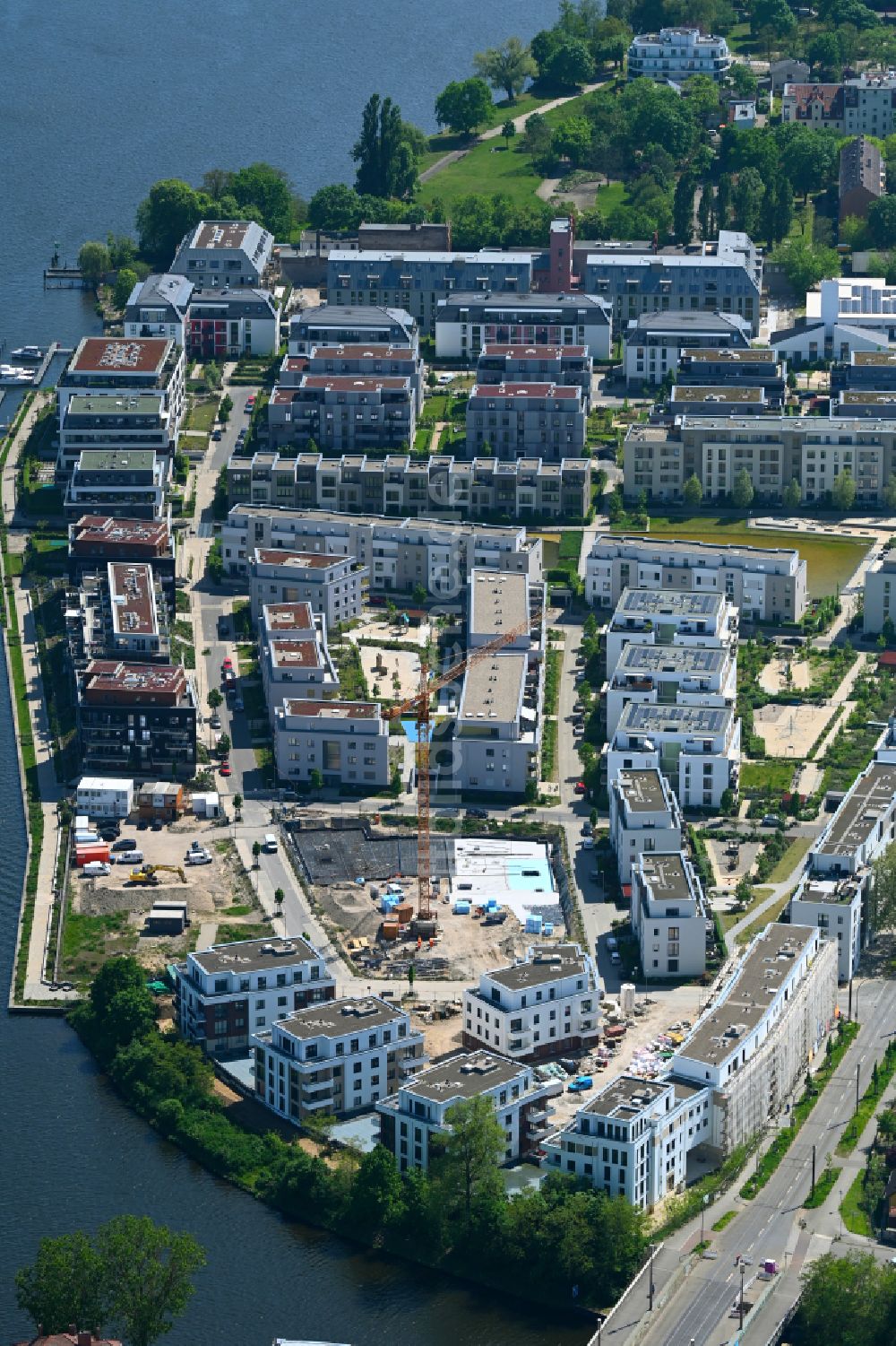 Luftbild Berlin - Baustelle Wohngebiet einer Mehrfamilienhaussiedlung NeueWasserliebe - 52 Grad Nord Wohnen am Wasser in Berlin-Grünau in Berlin, Deutschland
