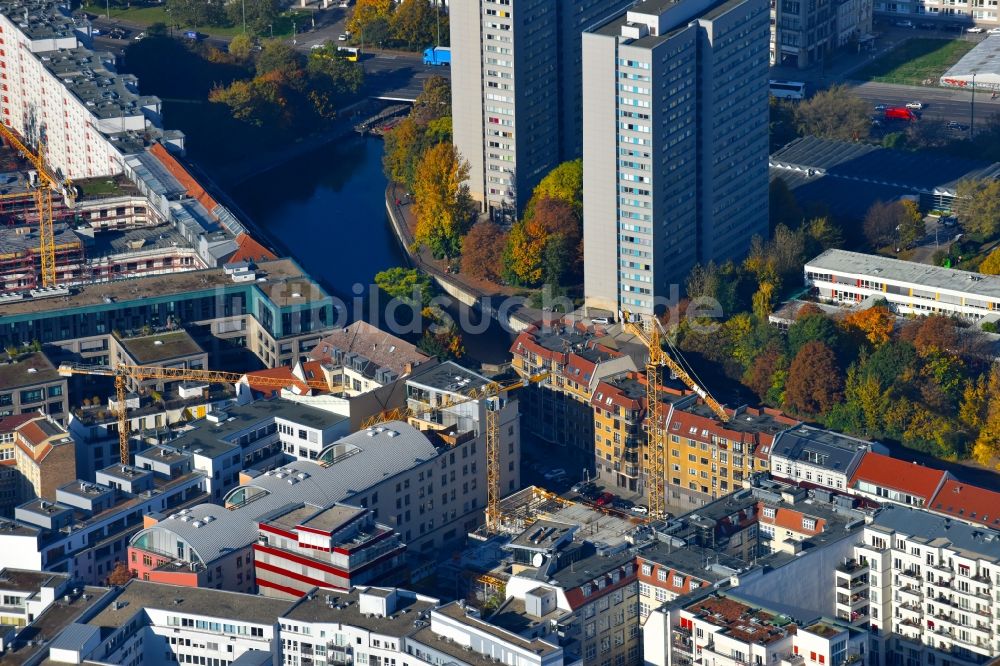 Luftaufnahme Berlin - Baustelle Wohngebiet einer Mehrfamilienhaussiedlung PANDION WALL 18 an der Wallstraße im Ortsteil Mitte in Berlin, Deutschland