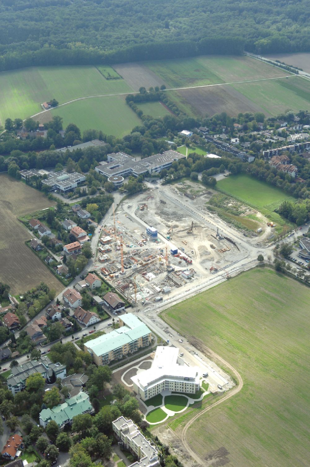 Luftaufnahme Garching bei München - Baustelle Wohngebiet einer Mehrfamilienhaussiedlung Professor-Angermair-Ring Ecke Mühlfeldweg in Garching bei München im Bundesland Bayern, Deutschland