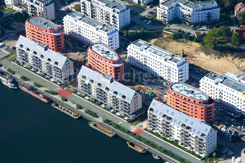 Luftaufnahme Berlin - Baustelle Wohngebiet einer Mehrfamilienhaussiedlung Speicherballett - Havelkiesel im Stadtteil Spandau Hakenfelde in Berlin, Deutschland