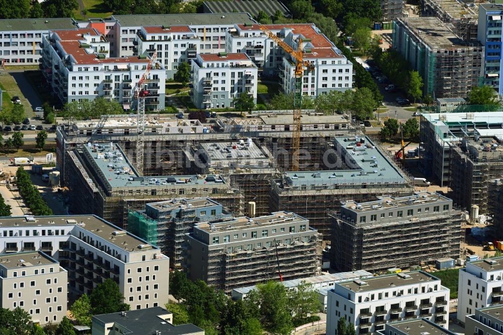 Berlin aus der Vogelperspektive: Baustelle Wohngebiet einer Mehrfamilienhaussiedlung Stadtgut im Ortsteil Hellersdorf in Berlin, Deutschland