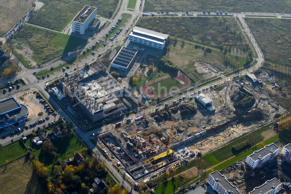 Schönefeld aus der Vogelperspektive: Baustelle Wohngebiet einer Mehrfamilienhaussiedlung Theodor-Fontane-Höfe im Ortsteil Neu-Schönefeld in Schönefeld im Bundesland Brandenburg, Deutschland