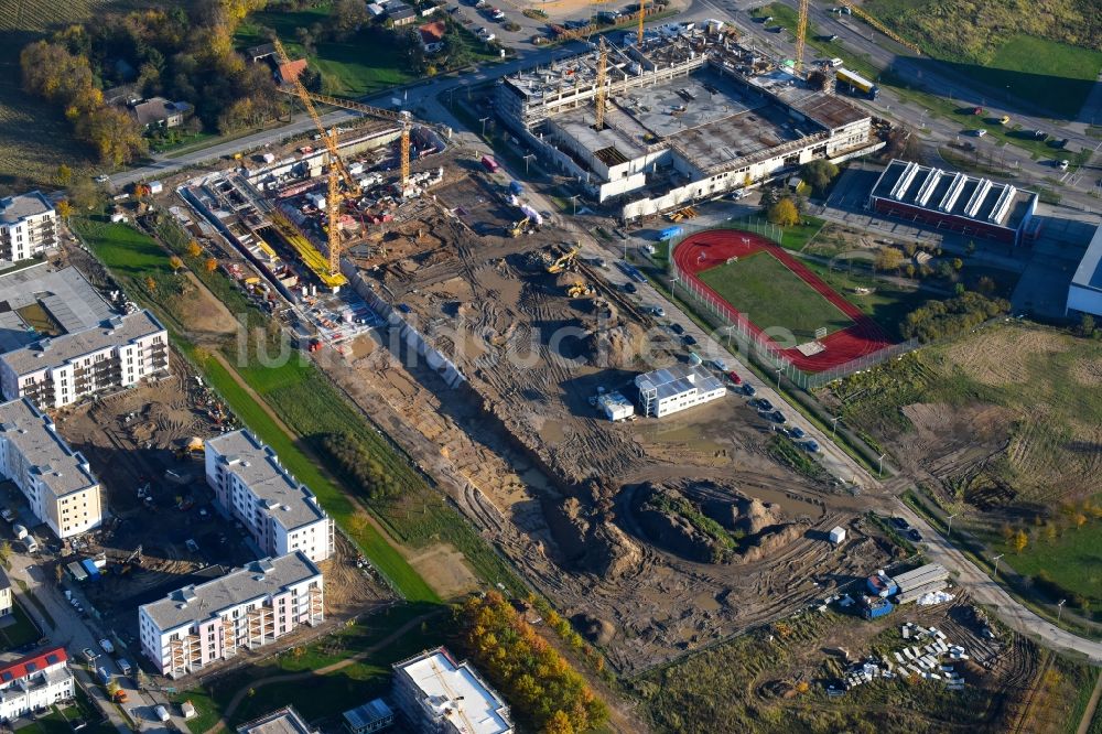 Schönefeld von oben - Baustelle Wohngebiet einer Mehrfamilienhaussiedlung Theodor-Fontane-Höfe im Ortsteil Neu-Schönefeld in Schönefeld im Bundesland Brandenburg, Deutschland