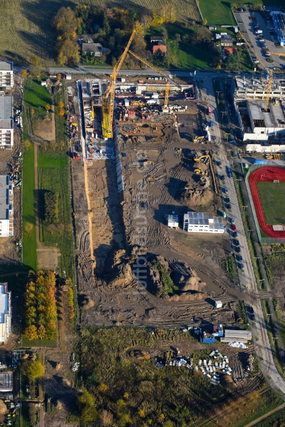 Luftaufnahme Schönefeld - Baustelle Wohngebiet einer Mehrfamilienhaussiedlung Theodor-Fontane-Höfe im Ortsteil Neu-Schönefeld in Schönefeld im Bundesland Brandenburg, Deutschland