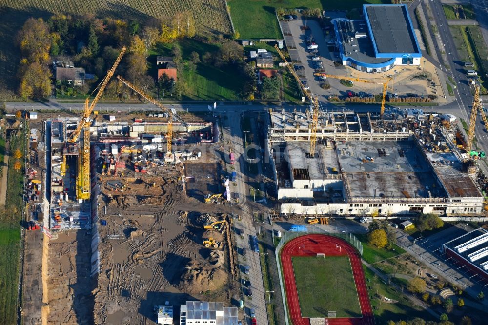 Schönefeld von oben - Baustelle Wohngebiet einer Mehrfamilienhaussiedlung Theodor-Fontane-Höfe im Ortsteil Neu-Schönefeld in Schönefeld im Bundesland Brandenburg, Deutschland