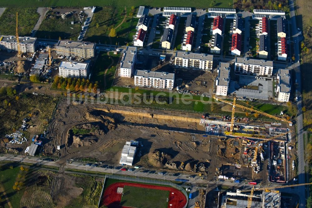 Schönefeld aus der Vogelperspektive: Baustelle Wohngebiet einer Mehrfamilienhaussiedlung Theodor-Fontane-Höfe im Ortsteil Neu-Schönefeld in Schönefeld im Bundesland Brandenburg, Deutschland