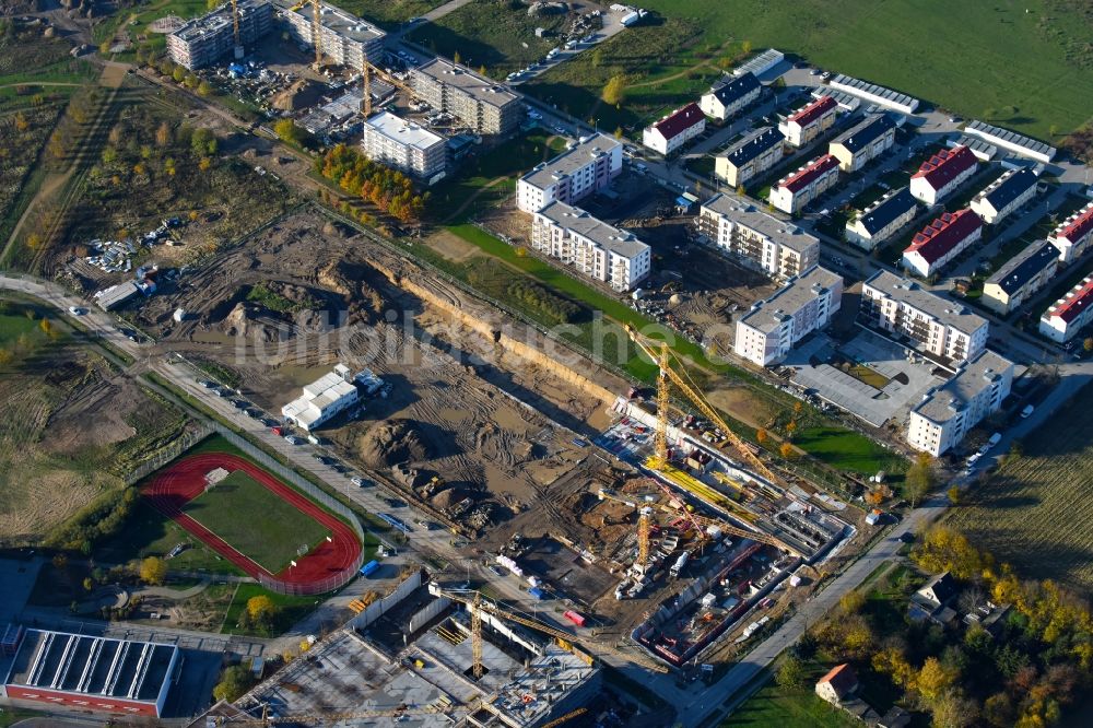 Luftaufnahme Schönefeld - Baustelle Wohngebiet einer Mehrfamilienhaussiedlung Theodor-Fontane-Höfe im Ortsteil Neu-Schönefeld in Schönefeld im Bundesland Brandenburg, Deutschland