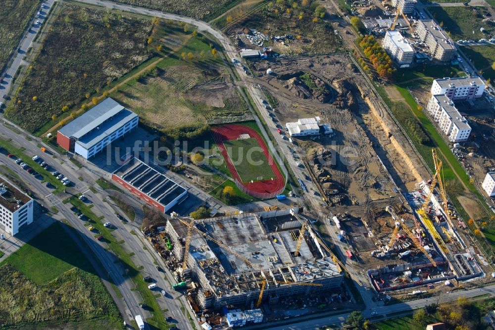 Schönefeld aus der Vogelperspektive: Baustelle Wohngebiet einer Mehrfamilienhaussiedlung Theodor-Fontane-Höfe im Ortsteil Neu-Schönefeld in Schönefeld im Bundesland Brandenburg, Deutschland