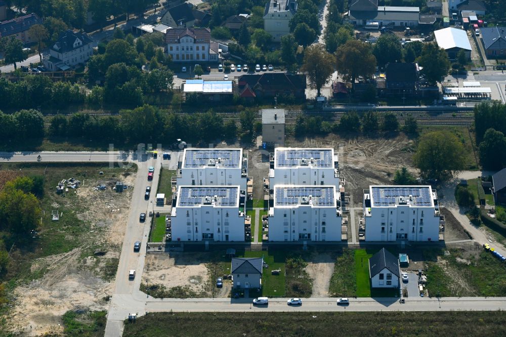 Luftaufnahme Werneuchen - Baustelle Wohngebiet einer Mehrfamilienhaussiedlung in Werneuchen im Bundesland Brandenburg, Deutschland