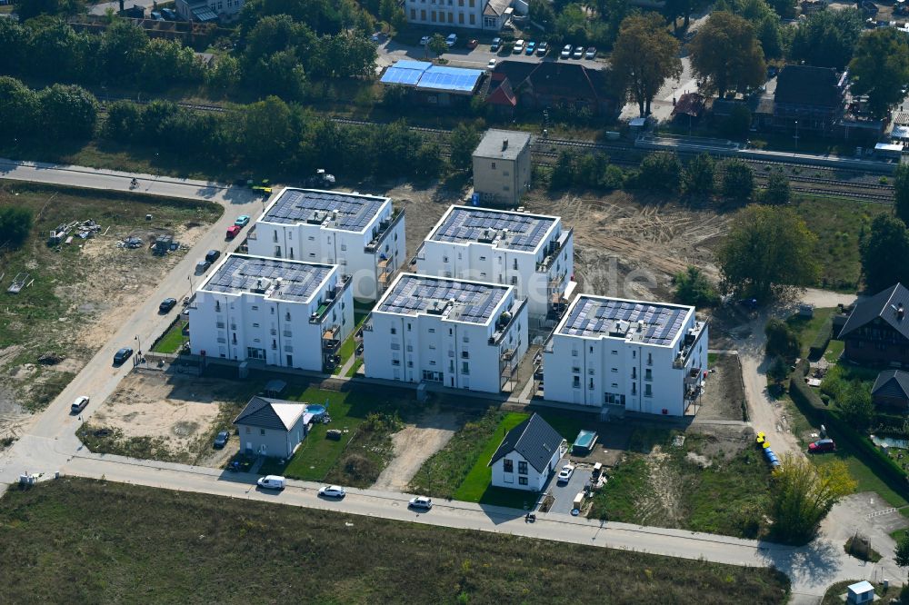 Werneuchen von oben - Baustelle Wohngebiet einer Mehrfamilienhaussiedlung in Werneuchen im Bundesland Brandenburg, Deutschland