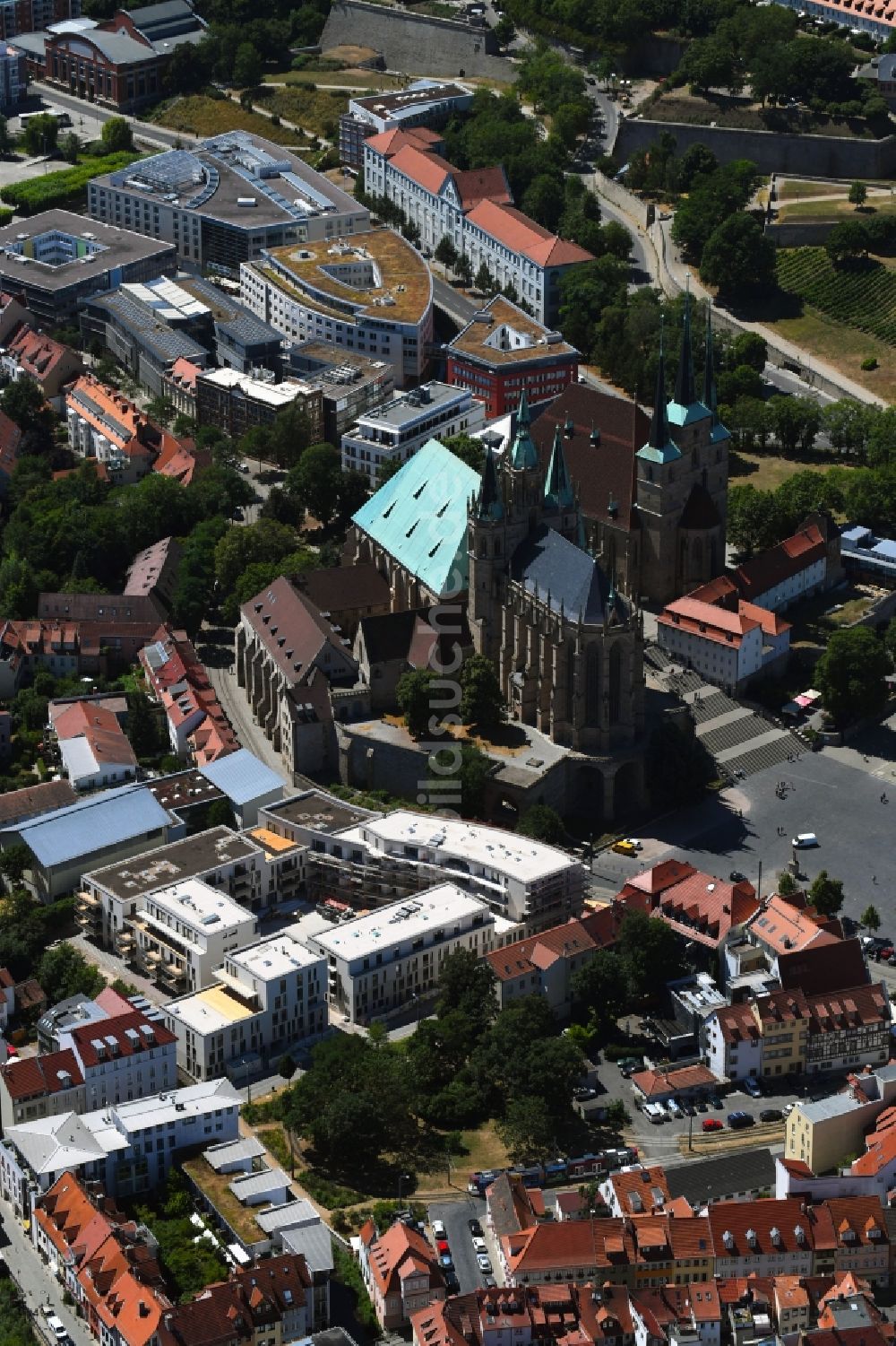 Luftaufnahme Erfurt - Baustelle Wohngebiet einer Mehrfamilienhaussiedlung Wohnen am Dom entlang der Domstraße - An den Graden im Ortsteil Zentrum in Erfurt im Bundesland Thüringen, Deutschland