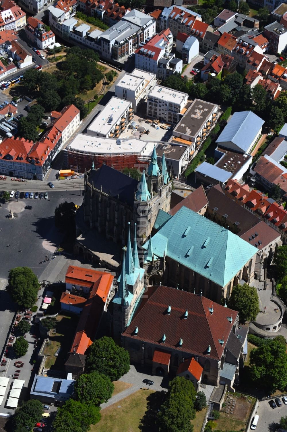 Erfurt aus der Vogelperspektive: Baustelle Wohngebiet einer Mehrfamilienhaussiedlung Wohnen am Dom entlang der Domstraße - An den Graden im Ortsteil Zentrum in Erfurt im Bundesland Thüringen, Deutschland