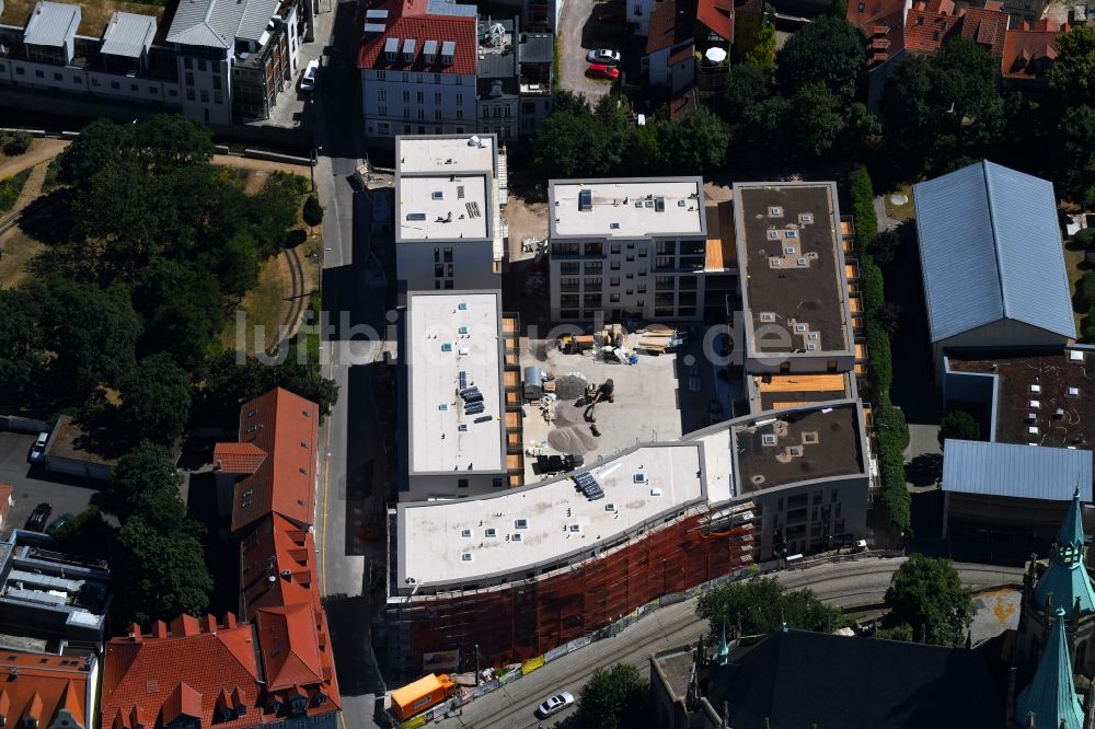 Erfurt von oben - Baustelle Wohngebiet einer Mehrfamilienhaussiedlung Wohnen am Dom entlang der Domstraße - An den Graden im Ortsteil Zentrum in Erfurt im Bundesland Thüringen, Deutschland