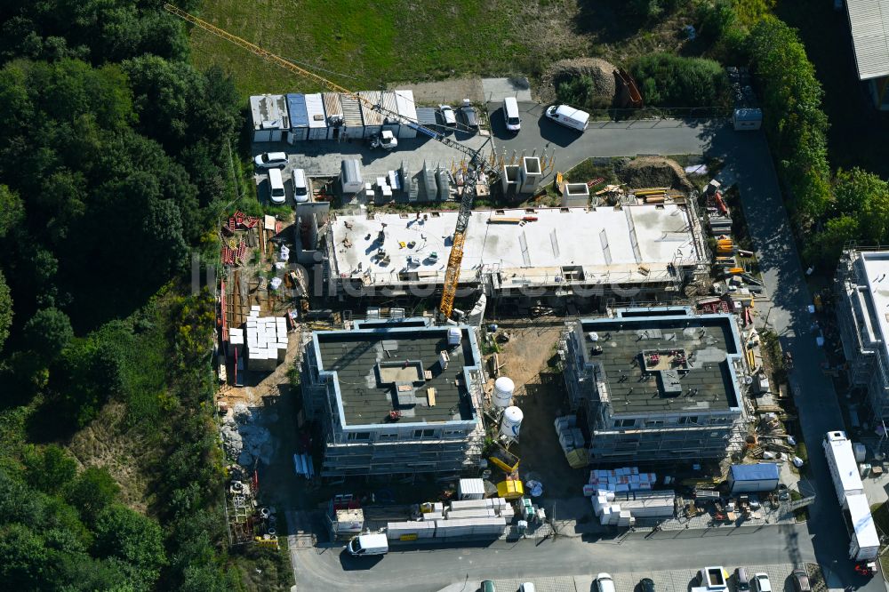 Luftaufnahme Radeburg - Baustelle Wohngebiet einer Mehrfamilienhaussiedlung - Wohnquartier Am Hofwall in Radeburg im Bundesland Sachsen, Deutschland