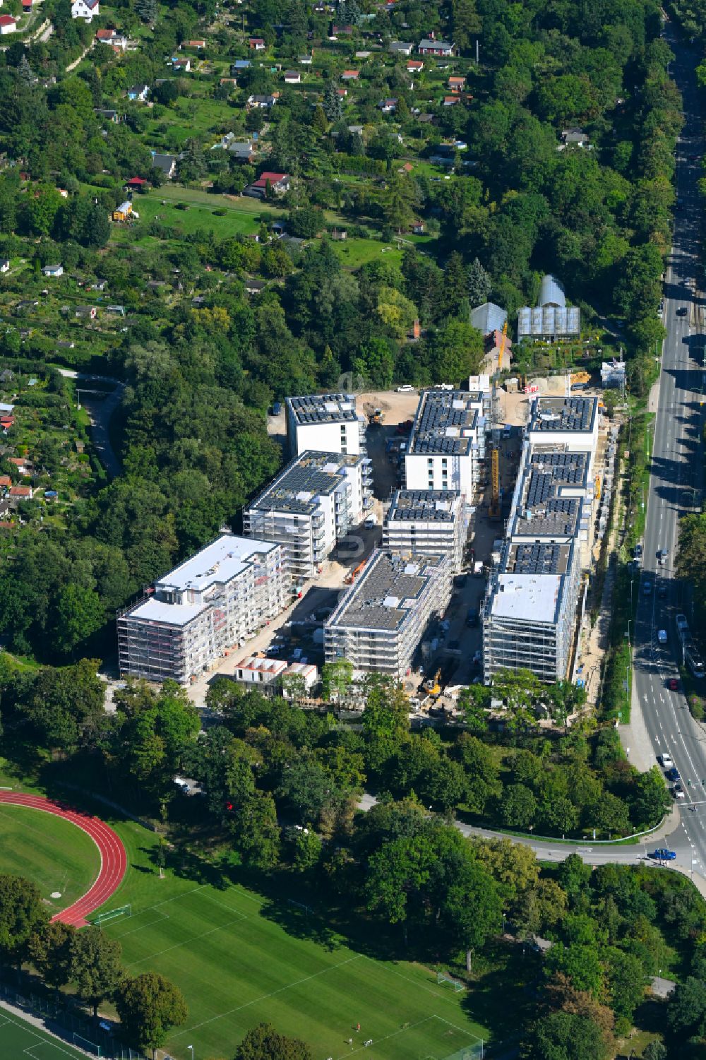 Jena aus der Vogelperspektive: Baustelle Wohngebiet einer Mehrfamilienhaussiedlung Wohnungsbauprojekt Erlenhöfe in Jena im Bundesland Thüringen, Deutschland