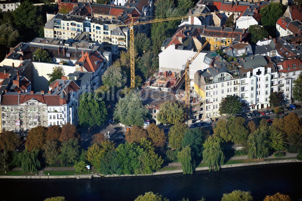 Luftbild Berlin Mitte - Baustelle von dem Wohnhaus SpreeVilla Westfalia und angrenzende Mehrfamilienhäuser in Berlin-Mitte