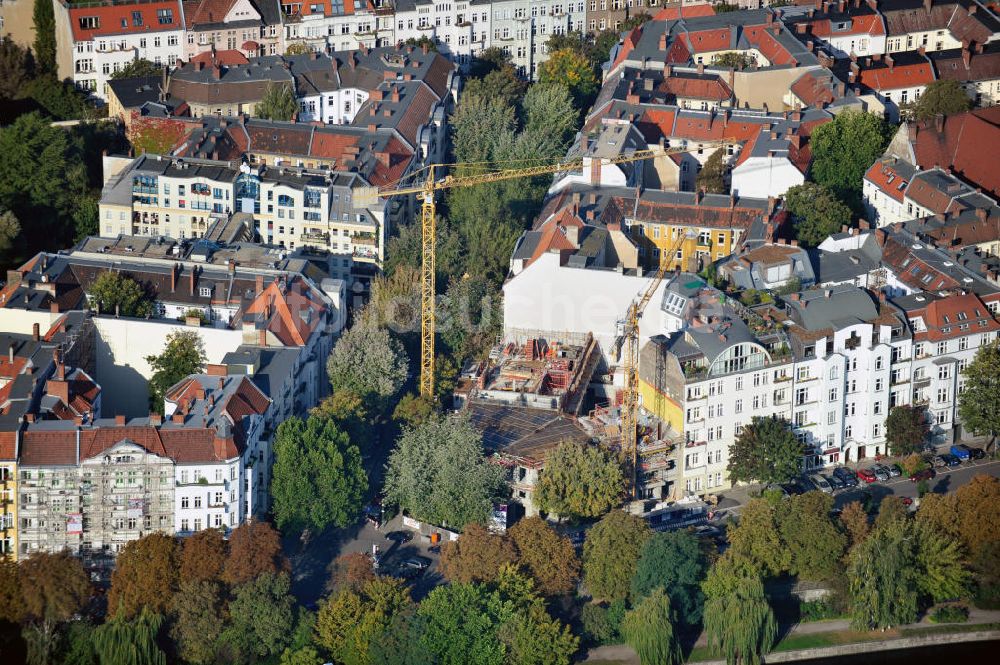 Luftaufnahme Berlin Mitte - Baustelle von dem Wohnhaus SpreeVilla Westfalia und angrenzende Mehrfamilienhäuser in Berlin-Mitte