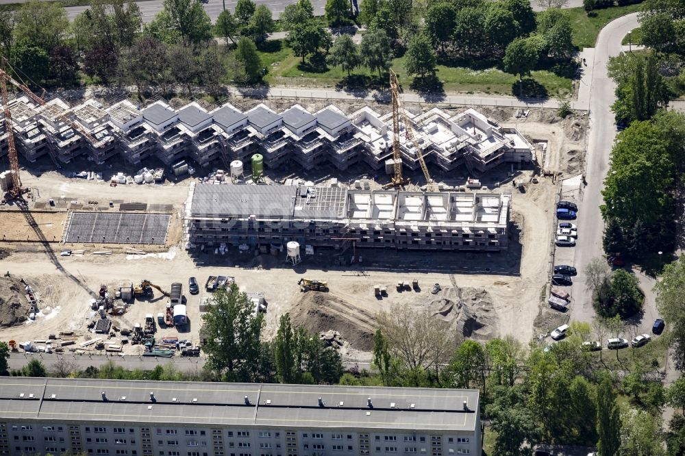 Berlin von oben - Baustelle von Wohnhäusern im Wohngebiet Gensinger Viertel im Ortsteil Friedrichsfelde im Bezirk Lichtenberg in Berlin