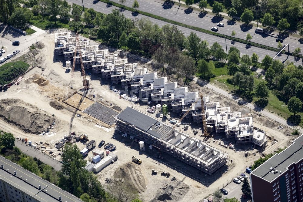 Berlin von oben - Baustelle von Wohnhäusern im Wohngebiet Gensinger Viertel im Ortsteil Friedrichsfelde im Bezirk Lichtenberg in Berlin