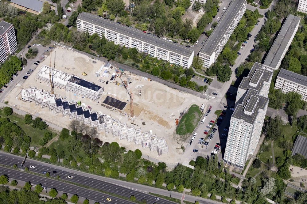 Berlin von oben - Baustelle von Wohnhäusern im Wohngebiet Gensinger Viertel im Ortsteil Friedrichsfelde im Bezirk Lichtenberg in Berlin